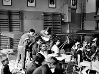 1987-44  Marzec 1987  Jawor, hala gimnastyczna Miejskiego Klubu Sportowego "Victoria" przy Szkole Podstawowej nr 5 w Jaworze, ul. Armii Radzieckiej (obecnie ul. Piłsudskiego)   Międzynarodowy Turniej w Akrobatyce Sportowej    Ogląda wyniki pierwszy od lewej: Marek Fortuna