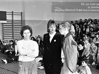 1992-31  25-26 kwietnia 1992  Jawor, hala sportowa, ul. Chrobrego  Puchar Polski w Skokach na Trampolinie    W środku stoi: Renata Lewandowska - trenerka ze Złotoryi