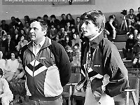 1992-43  25-26 kwietnia 1992  Jawor, hala sportowa, ul. Chrobrego  Puchar Polski w Skokach na Trampolinie    Od lewej stoją: Piotr Biegaj - trener MKS "Victoria" Jawor, Marek Haczkiewicz - zawodnik MKS "Victoria" Jawor