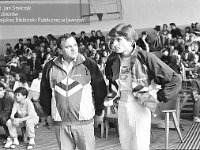1992-44  25-26 kwietnia 1992  Jawor, hala sportowa, ul. Chrobrego  Puchar Polski w Skokach na Trampolinie    Od lewej sttoją: Piotr Biegaj - trener MKS "Victoria" Jawor, Marek Haczkiewicz - zawodnik MKS "Victoria" Jawor