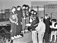 1992-75  25-26 kwietnia 1992  Jawor, hala sportowa, ul. Chrobrego  Puchar Polski w Skokach na Trampolinie    Na najwyższym stopniu podium stoją od lewej: Sławomir Miłoń i Marek Haczkiewicz - zawodnicy MKS "Victoria" Jawor  Nagrody wręcza: (?) Piwowarczyk - trener i sędzia z Warszawy