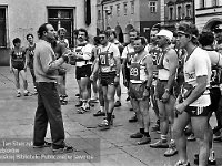 1987-15  21 czerwca 1987  Jawor, Rynek   Bieg Długodystansowy Jawor - Legnica    Przemawia do biegaczy: Wiesław Wiśniowski - nauczyciel w-f z Liceum Ogólnokształcącego w Jaworze