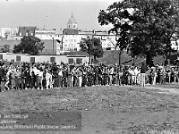 1987-07  Rok 1987  Jawor, podzamcze Zamku Piastowskiego   Biegi szkolne    W tle widoczne zabudowania ulicy Grunwaldzkiej i wieża kościoła p.w. Św. M+arcina