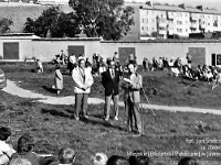 1987-10  Rok 1987  Jawor, podzamcze Zamku Piastowskiego   Biegi szkolne    Przedstawiciele wladz miasta od lewej: Janusz Agdan, Stanisław Dziak, Mieczysław Machura  W tle widoczne zabudowania ulicy Grunwaldzkiej