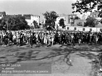 1987-12  Rok 1987  Jawor, podzamcze Zamku Piastowskiego   Biegi szkolne    W tle przejście w kierunku placu Wolności.