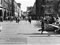 1987-16  Rok 1987  Jawor, Rynek   Biegi szkolne    W tle północno-wschodni fragment rynku i ulica Bieruta (obecnie Staromiejska)