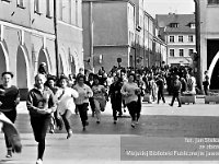 1987-19  Rok 1987  Jawor, Rynek   Biegi szkolne    W tle północno-wschodni fragment rynku i ulica Bieruta (obecnie Staromiejska)