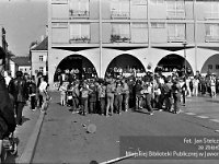 1987-26  Rok 1987  Jawor, Rynek   Biegi szkolne    W tle zachodnia część pierzei północnej i ulica Kościelna