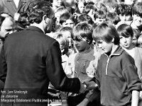 1987-30  Rok 1987  Jawor, Rynek   Biegi szkolne    Tyłem stoi: Stanisław Dziak