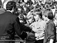 1987-31  Rok 1987  Jawor, Rynek   Biegi szkolne    Tyłem stoi: Stanisław Dziak