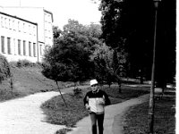 1992-01  Rok 1992  Jawor, Park miejski, aleja przy wejściu do parku od strony ulicy Kościuszki    Stefan Mielczarek (ur. 30 kwietnia 1917 w Koge, Dania, zm. 13 lipca 2003 w Jaworze) - polski sportowiec amator, maratończyk, popularyzator biegania.    W 1996 roku przyjęty w poczet Honorowych Obywateli Miasta Jawora.