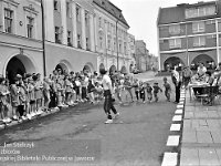 1995-04  11 czerwcwa  1995  Jawor, Rynek  I Półmaraton Jaworski o Puchar Burmistrza Jawora    Biegi towarzyszące dla dzieci i młodzieży  W tle północno-zachodni fragment rynku i ulica Kościelna