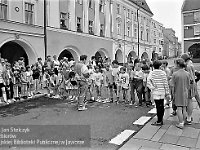 1995-08  11 czerwcwa  1995  Jawor, Rynek  I Półmaraton Jaworski o Puchar Burmistrza Jawora    Biegi towarzyszące dla dzieci i młodzieży  W tle północno-zachodni fragment rynku i ulica Kościelna