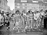 1995-10  11 czerwcwa  1995  Jawor, Rynek  I Półmaraton Jaworski o Puchar Burmistrza Jawora    Biegi towarzyszące dla dzieci i młodzieży  Drugi z prawej: Stanislaw Mazurek  W tle północno-zachodni fragment rynku i ulica Kościelna