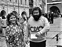 1995-12  11 czerwcwa  1995  Jawor, Rynek  I Półmaraton Jaworski o Puchar Burmistrza Jawora    Biegi towarzyszące dla dzieci i młodzieży  Z prawej: Józef Noworól  W tle północno-zachodni fragment rynku i ulica Kościelna