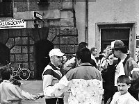 1995-14  11 czerwcwa  1995  Jawor, Rynek  I Półmaraton Jaworski o Puchar Burmistrza Jawora    W czapkach z daszkiem: po lewej: Stefan Mielczarek, po prawej: Marek Zieliński