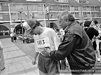 1995-19  11 czerwcwa  1995  Jawor, Rynek  I Półmaraton Jaworski o Puchar Burmistrza Jawora    Od lewej: Marek Zieliński, Wiesław Majda  W tle zachodni fragment pierzei północnej