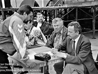 1995-24  11 czerwcwa  1995  Jawor, Rynek  I Półmaraton Jaworski o Puchar Burmistrza Jawora    Od lewej: stoi: Stanisław Mazurek , siedzą: Zdzisław Bagiński, Romuald Wesołowski, Wiesław Majda, Stanisław Dziak