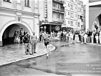 1995-29  11 czerwcwa  1995  Jawor, Rynek  I Półmaraton Jaworski o Puchar Burmistrza Jawora    Biegnie: Michał Lenkiewicz  W tle północno-zachodni fragment rynku i ulica Kościelna