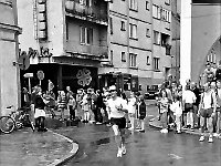1995-30  11 czerwcwa  1995  Jawor, Rynek  I Półmaraton Jaworski o Puchar Burmistrza Jawora    Biegnie: Marek Zieliński  W tle północno-zachodni fragment rynku i ulica Kościelna
