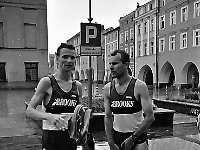 1995-33  11 czerwcwa  1995  Jawor, Rynek  I Półmaraton Jaworski o Puchar Burmistrza Jawora    Po lewej: Dariusz Jurkowski - zwycięzca w klasyfikacji generalnej  W tle południowa pierzeja rynku
