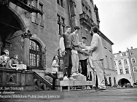1995-39  11 czerwcwa  1995  Jawor, Rynek  I Półmaraton Jaworski o Puchar Burmistrza Jawora    Biegi towarzyszące dla dzieci i młodzieży  Na podium od lewej: Krzysztof Paruch, Sebastian Cieślak, Paweł Stohnij   Nagrody wręcza: Mirosław Gibek  W tle widoczny ratusz