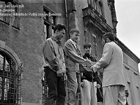 1995-40  11 czerwcwa  1995  Jawor, Rynek  I Półmaraton Jaworski o Puchar Burmistrza Jawora    Biegi towarzyszące dla dzieci i młodzieży  Na podium od lewej: Piotr Kądziołka, Marcin Folc, Marcin Łopatka  Nagrody wręcza: Mirosław Gibek  W tle widoczny ratusz