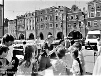 1996-08  8 czerwca 1996  Jawor, Rynek  II Półmaraton Jaworski o Puchar Burmistrza Jawora    Biegi towarzyszące dla dzieci i młodzieży  W tle fragment Teatru Miejskiego i zachodniej części pierzei południowej