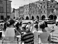 1996-09  8 czerwca 1996  Jawor, Rynek  II Półmaraton Jaworski o Puchar Burmistrza Jawora    Biegi towarzyszące dla dzieci i młodzieży  W tle fragment Teatru Miejskiego i zachodniej części pierzei południowej