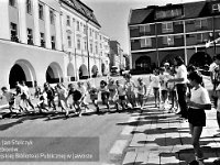 1996-13  8 czerwca 1996  Jawor, Rynek  II Półmaraton Jaworski o Puchar Burmistrza Jawora    Biegi towarzyszące dla dzieci i młodzieży  W tle północno-zachodni fragment rynku i ulica Kościelna