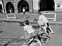 1996-14  8 czerwca 1996  Jawor, Rynek  II Półmaraton Jaworski o Puchar Burmistrza Jawora    Biegi towarzyszące dla dzieci i młodzieży  W tle fragment pierzei zachodniej