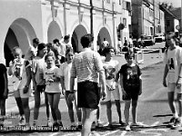 1996-15  8 czerwca 1996  Jawor, Rynek  II Półmaraton Jaworski o Puchar Burmistrza Jawora    Biegi towarzyszące dla dzieci i młodzieży  W tle fragment pierzei zachodniej i ulica Kościelna