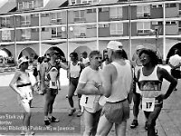 1996-18  8 czerwca 1996  Jawor, Rynek  II Półmaraton Jaworski o Puchar Burmistrza Jawora    W tle fragment zachodniej części pierzei północnej  Z numerem 1: Stefan Mielczarek