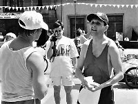1996-35  8 czerwca 1996  Jawor, Rynek  II Półmaraton Jaworski o Puchar Burmistrza Jawora    Po prawej: MichaŁ Lenkiewicz  W tle fragment ratusza i Teatru Miejskiego