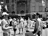 1996-36  8 czerwca 1996  Jawor, Rynek  II Półmaraton Jaworski o Puchar Burmistrza Jawora    Po prawej: MichaŁ Lenkiewicz  W tle fragment ratusza i Teatru Miejskiego