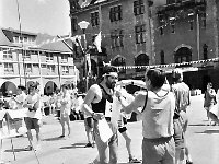 1996-39  8 czerwca 1996  Jawor, Rynek  II Półmaraton Jaworski o Puchar Burmistrza Jawora    W tle fragment ratusza z wejściem głównym i zachodniej części pierzei północnej