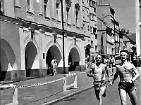 1996-45  8 czerwca 1996  Jawor, Rynek  II Półmaraton Jaworski o Puchar Burmistrza Jawora    W tle północno-zachodni fragment rynku i ulica Kościelna