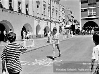 1996-52  8 czerwca 1996  Jawor, Rynek  II Półmaraton Jaworski o Puchar Burmistrza Jawora    W tle północno-zachodni fragment rynku i ulica Kościelna