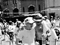 1996-72  8 czerwca 1996  Jawor, Rynek  II Półmaraton Jaworski o Puchar Burmistrza Jawora    Po lewej: Stefan Mielczarek  W tle fragment ratusza i Teatru Miejskiego