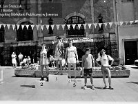 1996-75  8 czerwca 1996  Jawor, Rynek  II Półmaraton Jaworski o Puchar Burmistrza Jawora    W tle fragment ratusza i Teatru Miejskiego