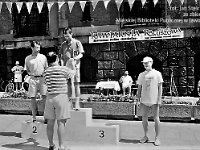 1996-76  8 czerwca 1996  Jawor, Rynek  II Półmaraton Jaworski o Puchar Burmistrza Jawora    Gratulacje składa: Marek Białowąs - przedstawiciel władz miasta  W tle fragment ratusza