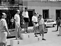 1996-82  8 czerwca 1996  Jawor, Rynek  II Półmaraton Jaworski o Puchar Burmistrza Jawora    Od lewej: Marek Białowąs - przedstawiciel władz miasta  W tle fragment ratusza i Teatru Miejskiego