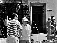 1996-83  8 czerwca 1996  Jawor, Rynek  II Półmaraton Jaworski o Puchar Burmistrza Jawora    Od lewej: Marek Białowąs - przedstawiciel władz miasta, Stefan Mielczarek  W tle fragment ratusza i Teatru Miejskiego