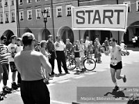 1997-20  8 czerwca 1997  Jawor, Rynek  III Półmaraton Jaworski o Puchar Burmistrza Jawora    Na metę wbiega: Michał Lenkiewicz