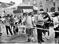 1999-04  6 czerwca 1999   Jawor, Rynek  Dni Jawora, V Półmaraton Jaworski o Puchar Burmistrza Jawora    W tle widoczna zachodnia część pierzei północnej i ratusz