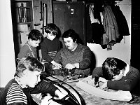1975-06  1975   Jawor,ul. Parkowa 5. Klub Technika  Modelarnia Kużni      Modelarnia lotnicza  przy Klubie Techniki i Racjonalizacji RNR i ZKiMR. W ?rodku Jerzy Olanin.