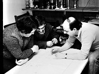 1975-11  1975   Jawor,ul. Parkowa 5. Klub Technika  Modelarnia Kużni      Modelarnia lotnicza  przy Klubie Techniki i Racjonalizacji RNR i ZKiMR Pierwszy z lewej jerzy Olanin, (..), Józef Grochot- wicemistrz Polski seniorów, instruktor sekcji modelarskiej