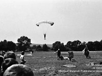 1987-104  6 czerwca 1987 r.  Stary Jawor. Łąki przy Nysie Szalonej  Zawody modeli latających      Skoczkowie spadochronowi z Aeroklubu Lubin