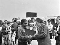 1987-110  6 czerwca 1987 r.  Stary Jawor. Łąki przy Nysie Szalonej  Zawody modeli latających      Po prawej Aleksander Olech przedstawiciel zakładów kuźienniczych wręcza dyplom.