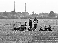 1987-113  6 czerwca 1987 r.  Stary Jawor. Łąki przy Nysie Szalonej  Zawody modeli latających      W  tle zabudowania Cukrowni Jawor